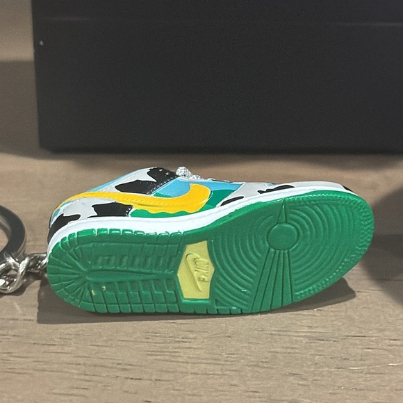 New 3 piece Ben & Jerry’s Chunky Dunky Nike sneaker keychain w/ canister and bag - Picture 5 of 7